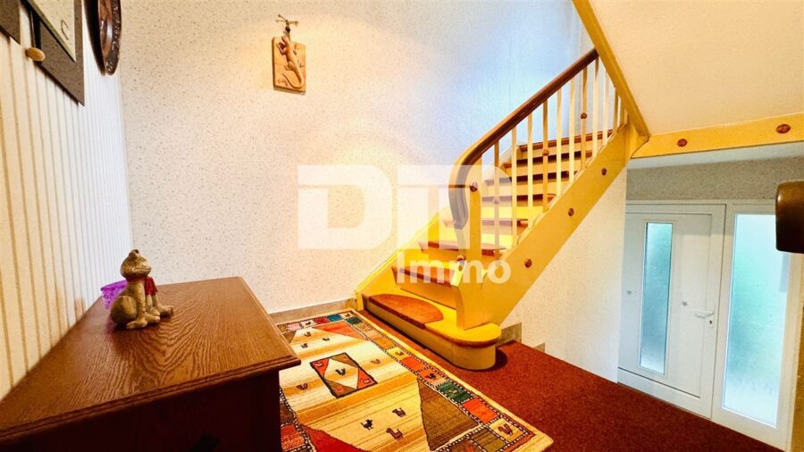 Ein- bis Zweifamilienhaus mit viel Potenzial in idyllischer Lagemit Terrasse und Garage - EG Treppenhaus / Haupteingang